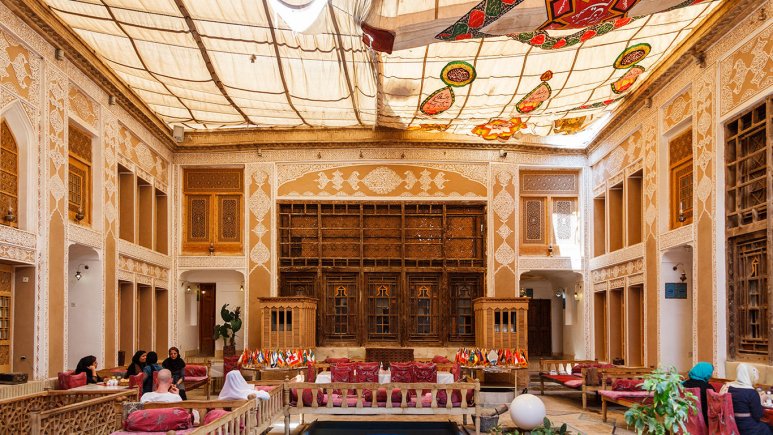 فضای داخلی هتل آنتیک ملک التجار یزد